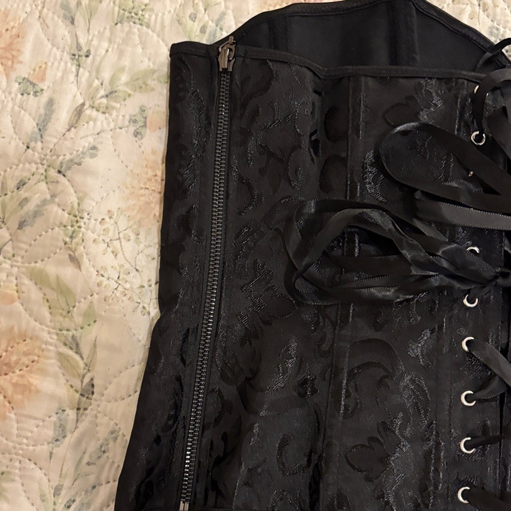 Elegant Black Corset Top - Picture 3 of 3